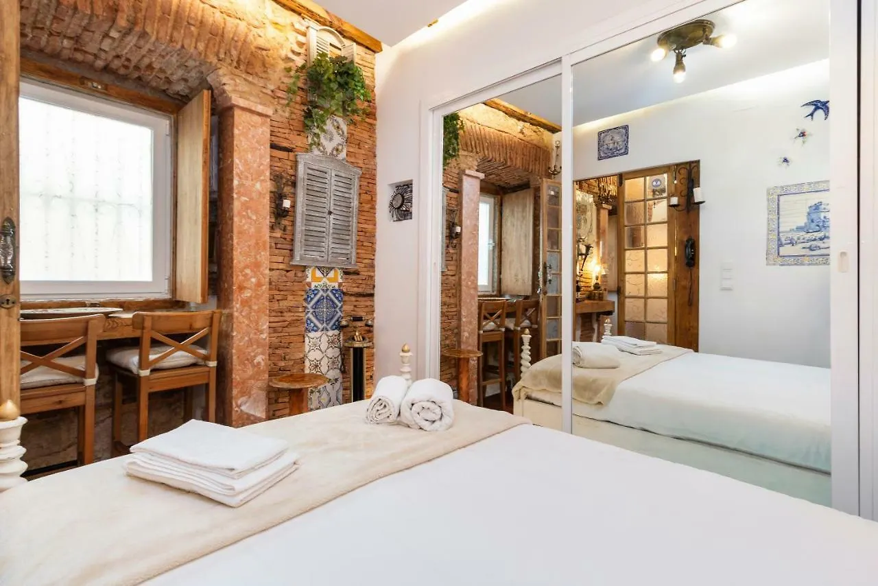 Romantic Medieval Apartment Lissabon